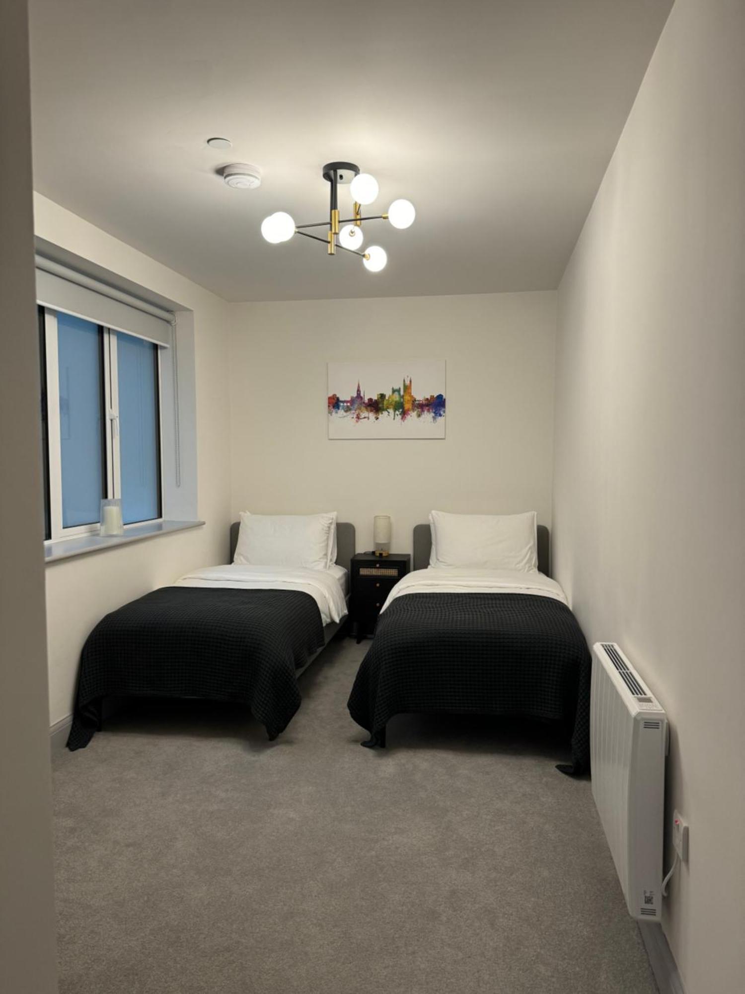 Haus Of Sulis, City Centre Apartment With Lift Access Bath Bagian luar foto