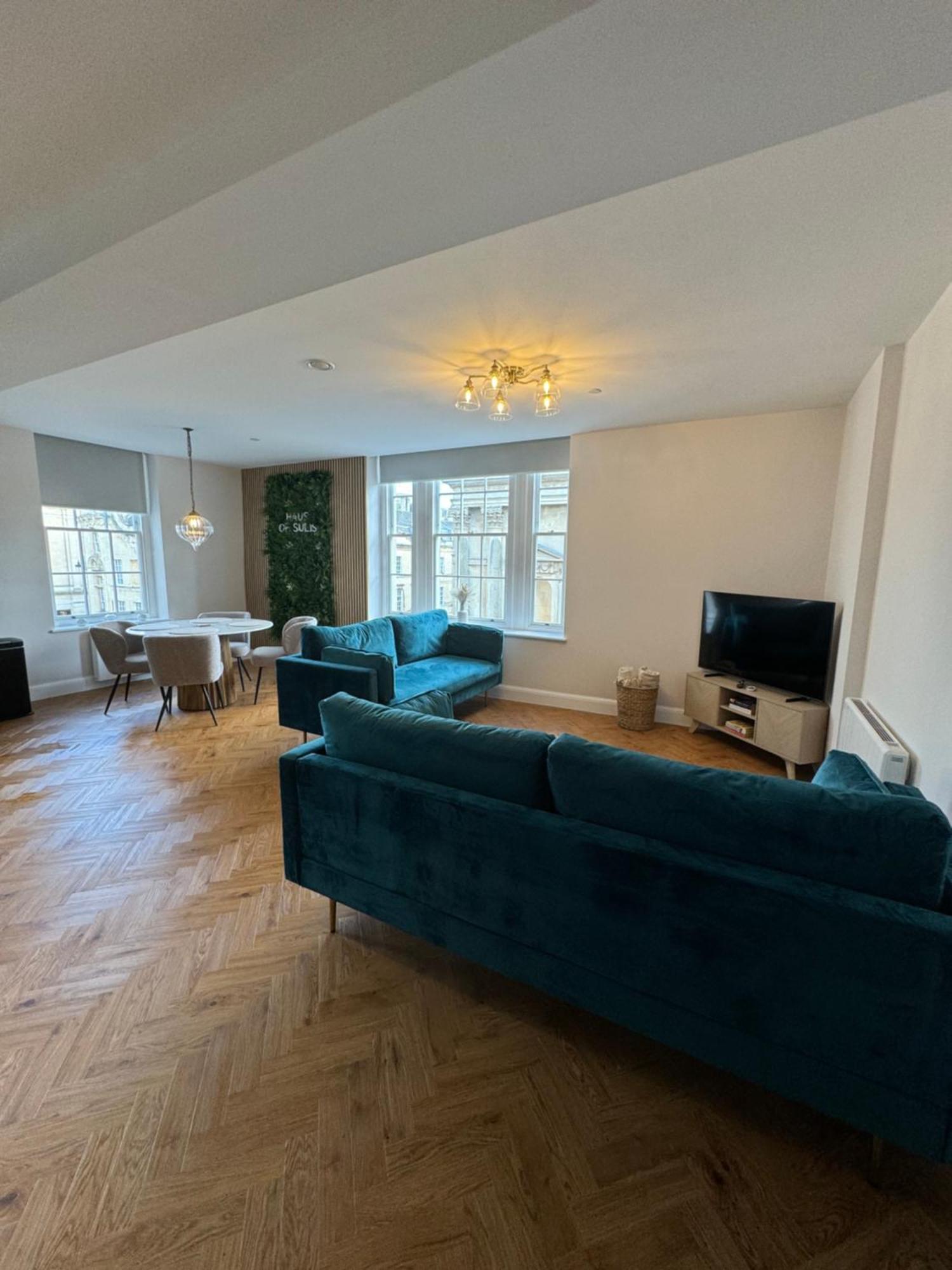 Haus Of Sulis, City Centre Apartment With Lift Access Bath Bagian luar foto
