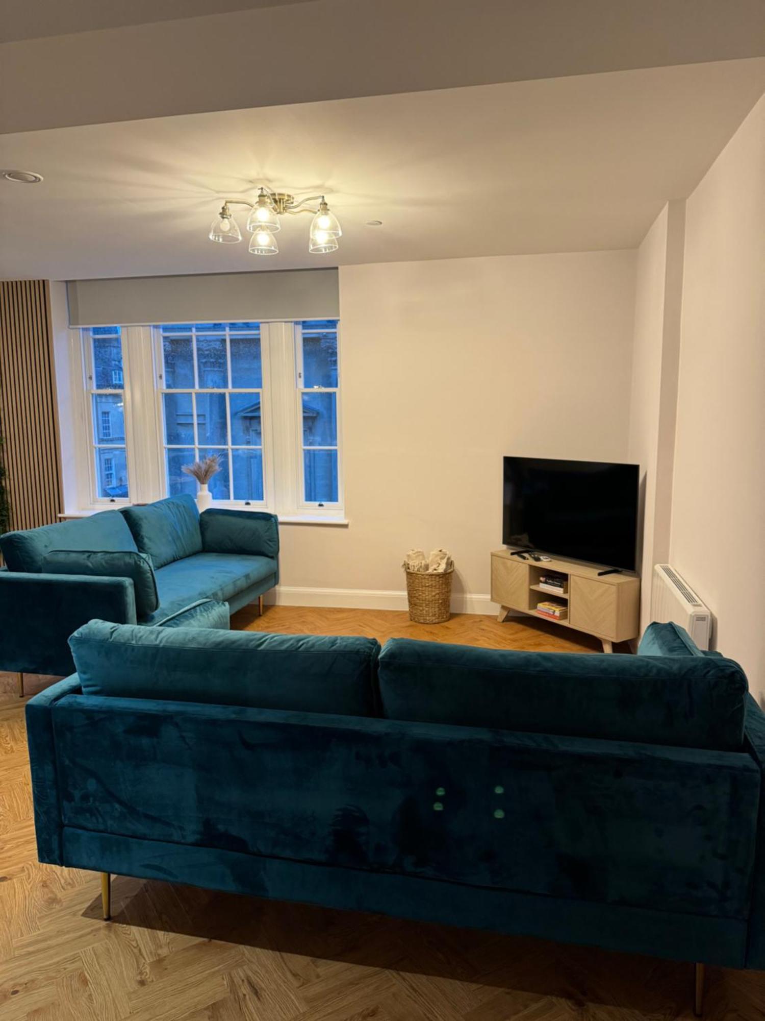 Haus Of Sulis, City Centre Apartment With Lift Access Bath Bagian luar foto