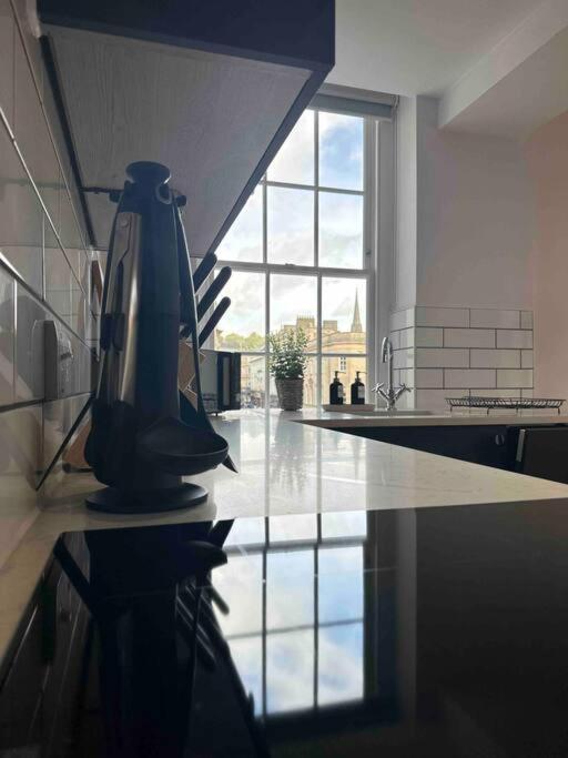 Haus Of Sulis, City Centre Apartment With Lift Access Bath Bagian luar foto
