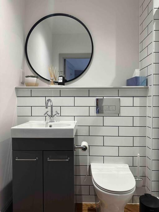 Haus Of Sulis, City Centre Apartment With Lift Access Bath Bagian luar foto