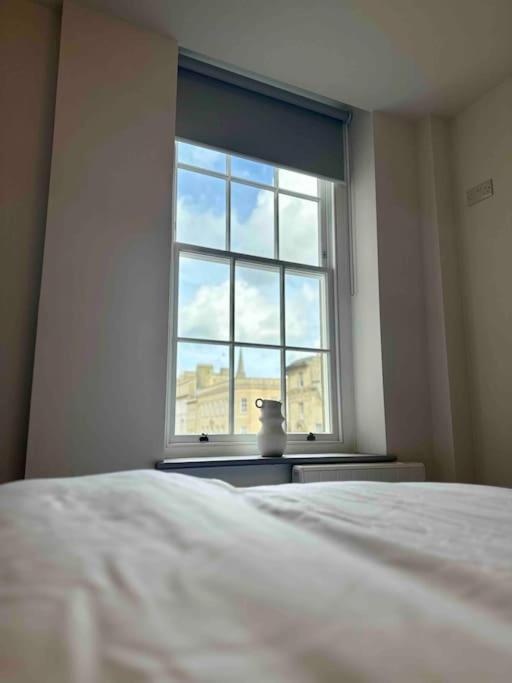 Haus Of Sulis, City Centre Apartment With Lift Access Bath Bagian luar foto
