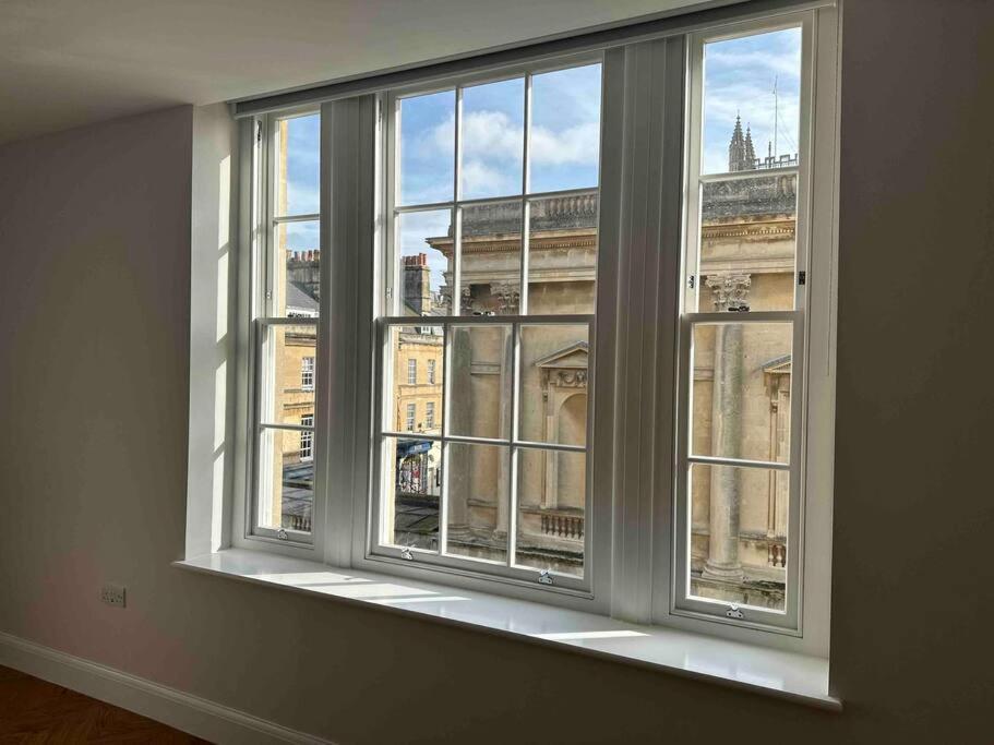 Haus Of Sulis, City Centre Apartment With Lift Access Bath Bagian luar foto