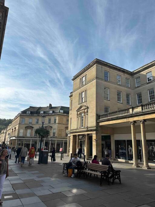 Haus Of Sulis, City Centre Apartment With Lift Access Bath Bagian luar foto
