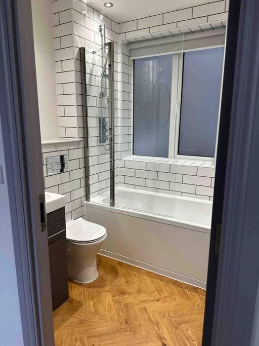 Haus Of Sulis, City Centre Apartment With Lift Access Bath Bagian luar foto